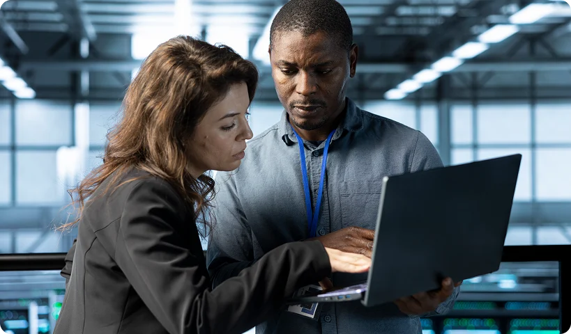 server-hub-it-specialists-talking-using-notebook-adjust-power-settings